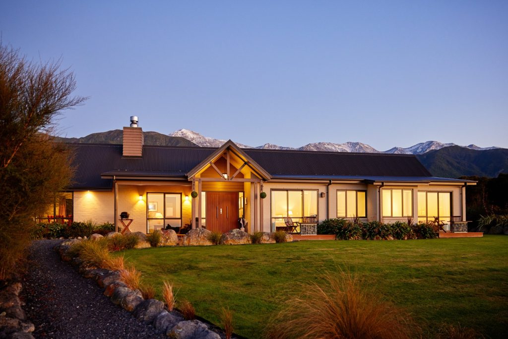 dog-friendly Manakau Lodge Kaikoura at dusk