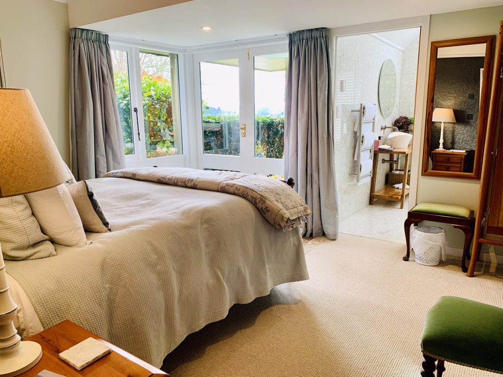 Hikurangi Room at Omaka Lodge, a dog-friendly bed and breakfast in Taumarunui
